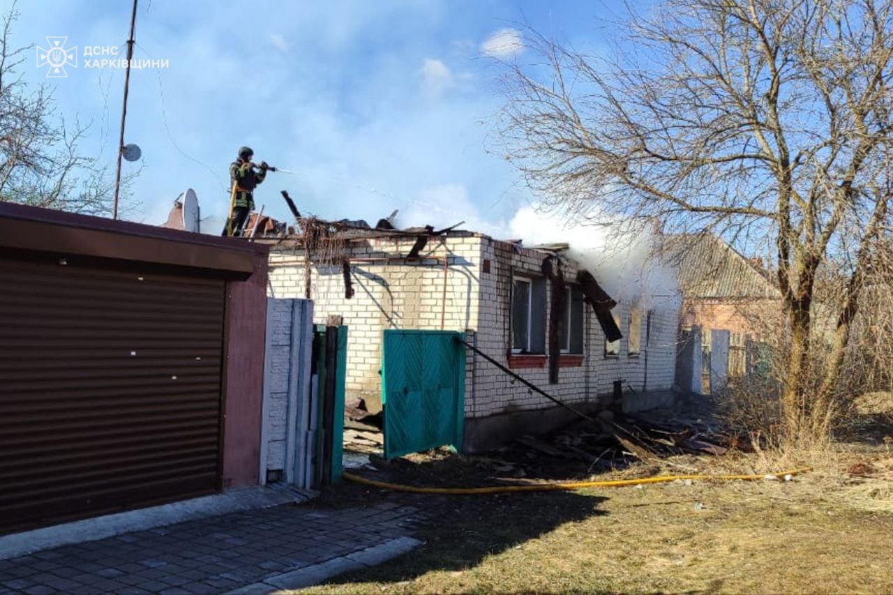 Палали будинки, господарчі споруди, гаражі та легковий автомобіль через удар ворога по Харківщині